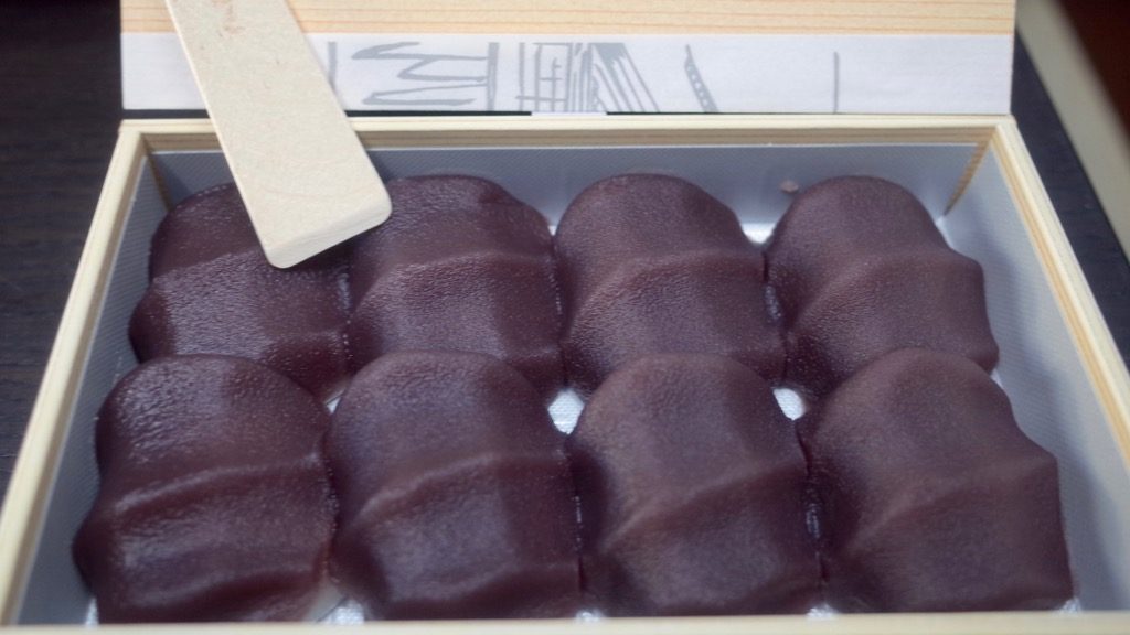 伊勢名物の赤福餅をお土産でいただきました。お値段と賞味期限は