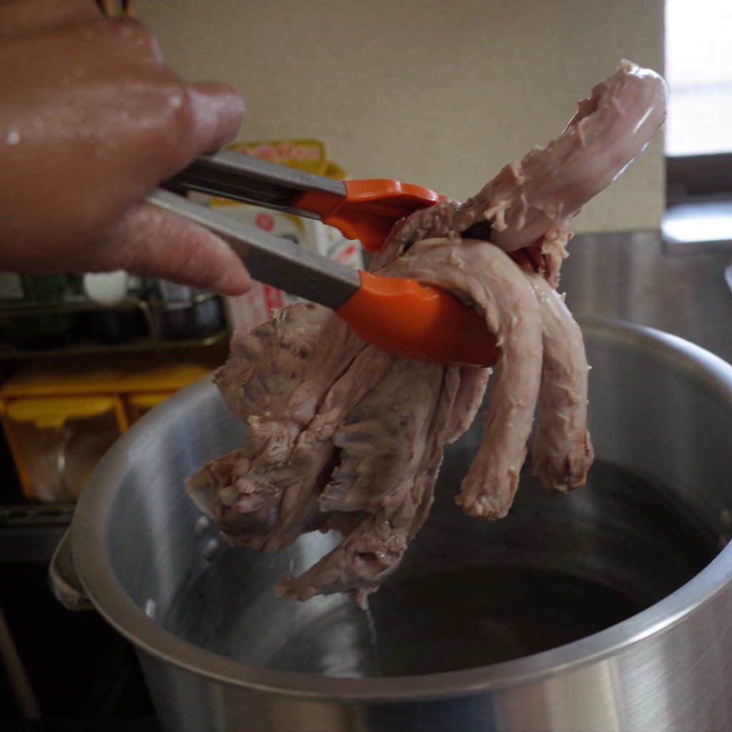 水炊き鍋用のスープを自宅で仕込む 圧力鍋を使わない白濁した鶏ガラスープの作り方 Foodee フーディー